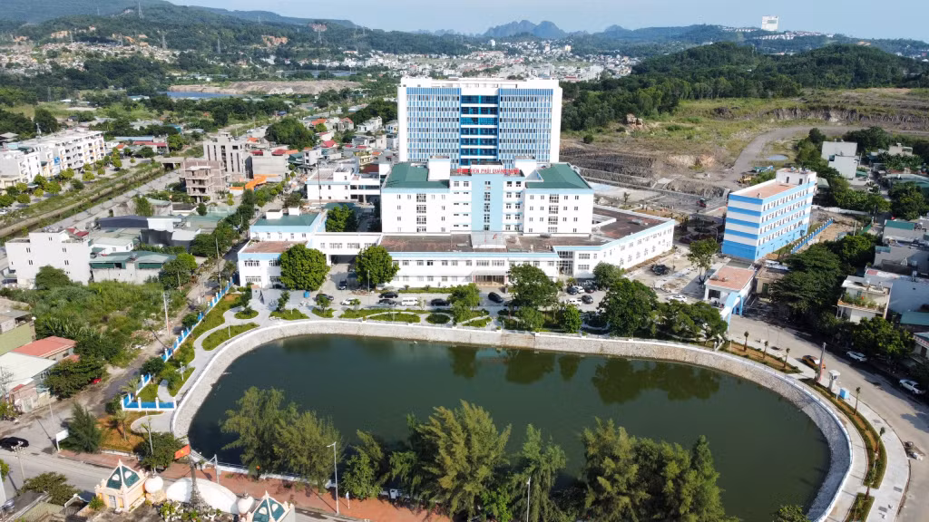 Bệnh viện Phổi Quảng Ninh nhìn từ trên cao.