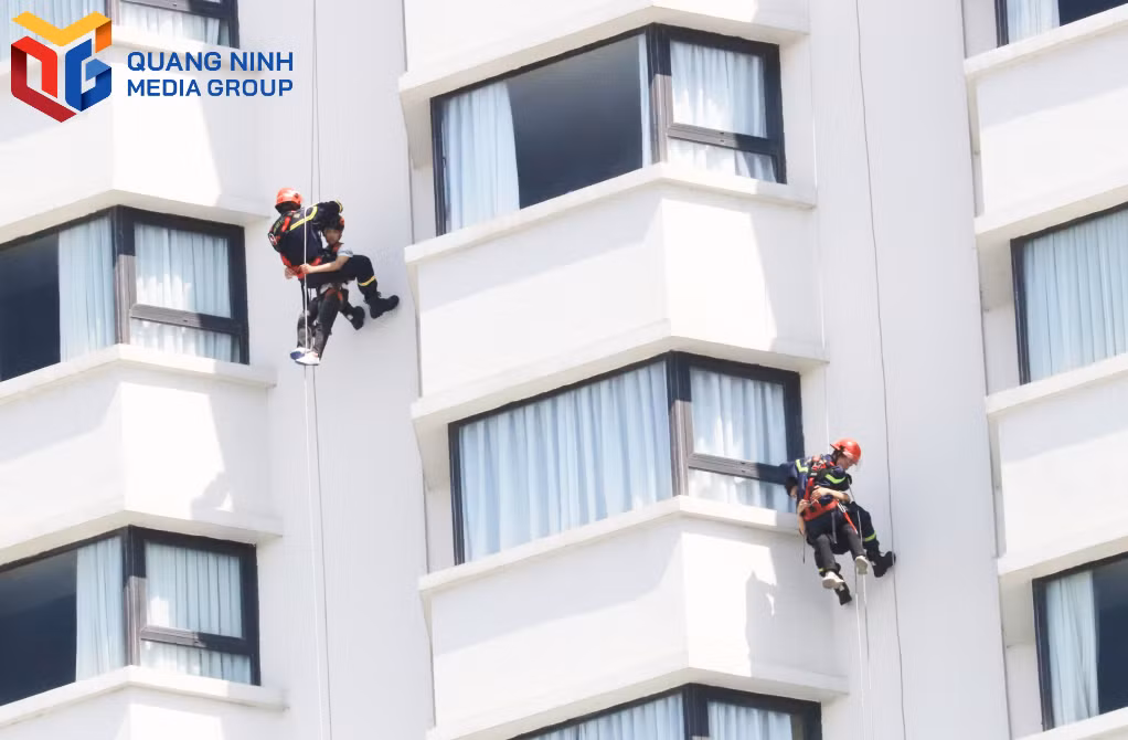 Lực lượng cứu hỏa đưa người bị mắc kẹt từ tầng cao xuống bằng ròng rọc điện.