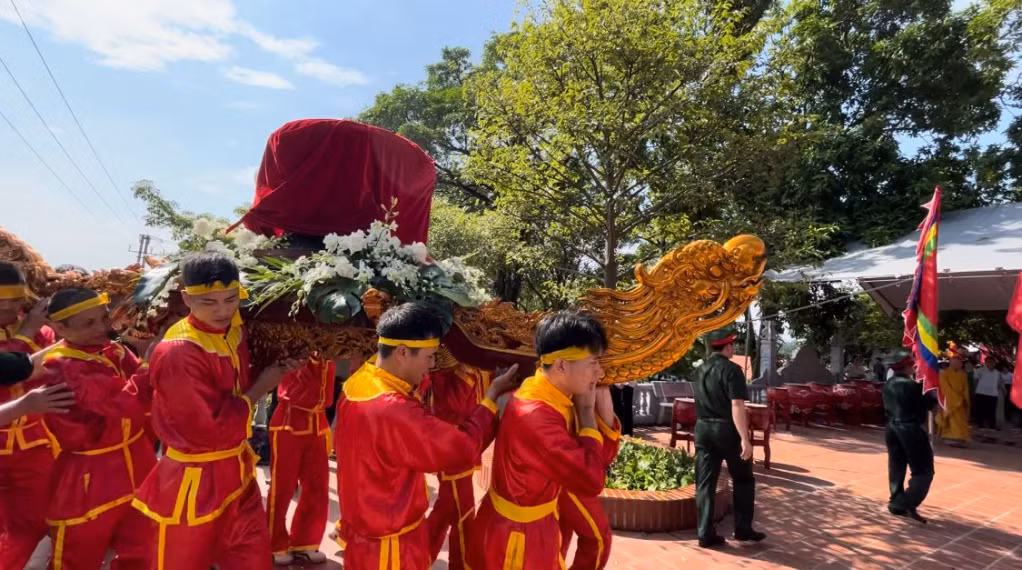 Nghi thức rước Trống đồng Sông Đà.