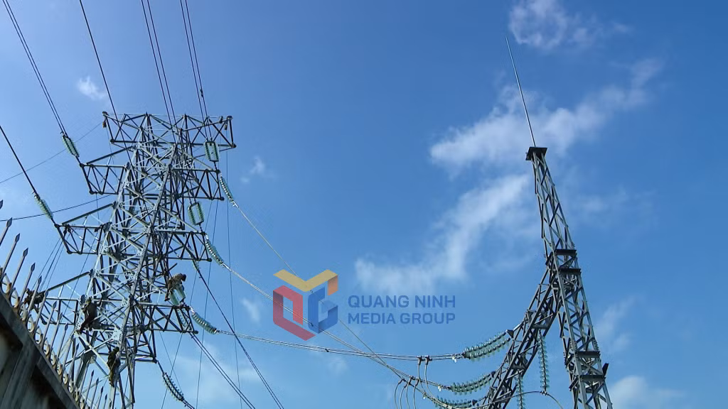 Đơn vị thi công hoàn thiện các hạng mục cuối cùng trước khi đóng điện. Ảnh chụp ngày 6/10