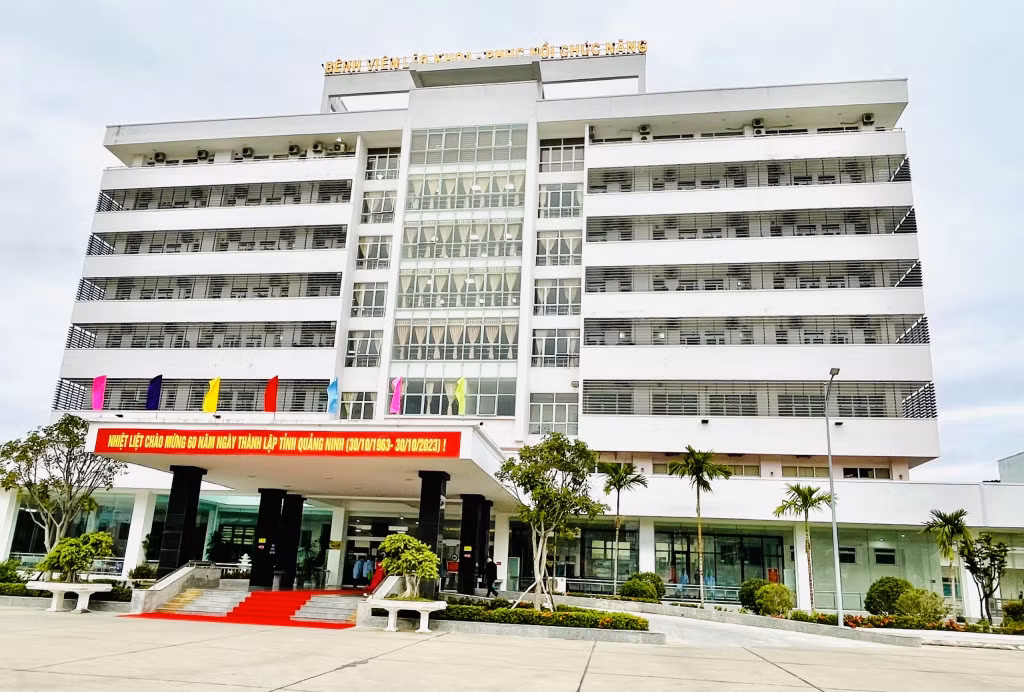 Bệnh viện Lão khoa - Phục hồi chức năng tỉnh Quảng Ninh được xây dựng trên diện tích 44.020m2 với cơ sở vật chất khang trang, hiện đại.