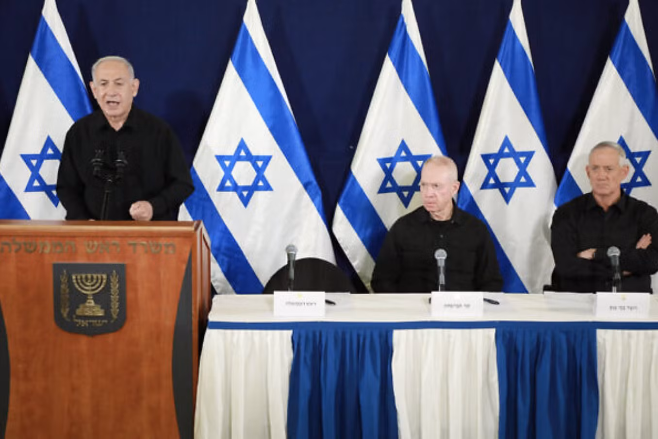 Thủ tướng Benjamin Netanyahu (trái) phát biểu trong cuộc họp báo chung với Bộ trưởng Bộ Quốc phòng Yoav Galant (giữa) và người đứng đầu đảng Thống nhất Quốc gia Benny Gantz (phải) tại Bộ Quốc phòng, ở Tel Aviv ngày 28/10/2023. Ảnh: POOL/Times of Israel