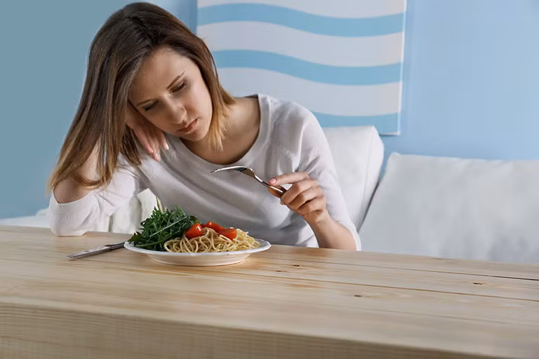 Mệt mỏi, sốt cũng là biểu hiện của viêm gan C.
