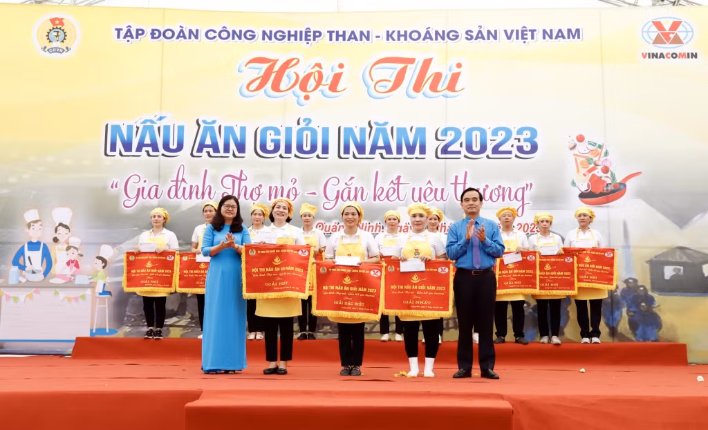Ban Tổ chức trao giải đặc biệt cho Công ty CP Than Vàng Danh và 2 giải Nhất lần lượt cho Công ty Than Hạ Long và Tổng Công ty Công nghiệp Hóa Chất mỏ.