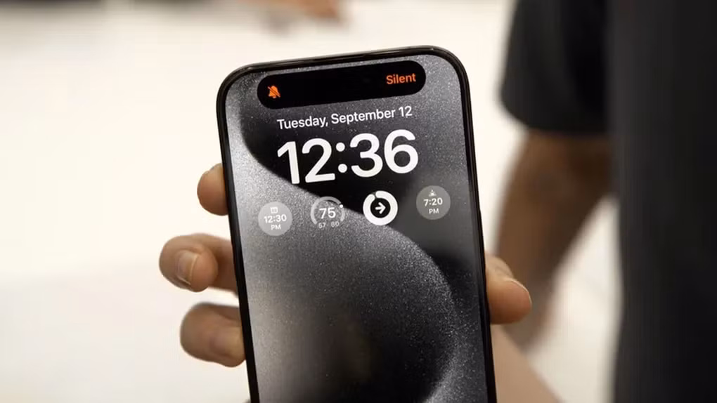 Loa ngoài phía trên iPhone 15 bị người dùng phản ánh tình trạng rè khi nghe với âm lượng quá lớn (Ảnh minh họa: Cnet).