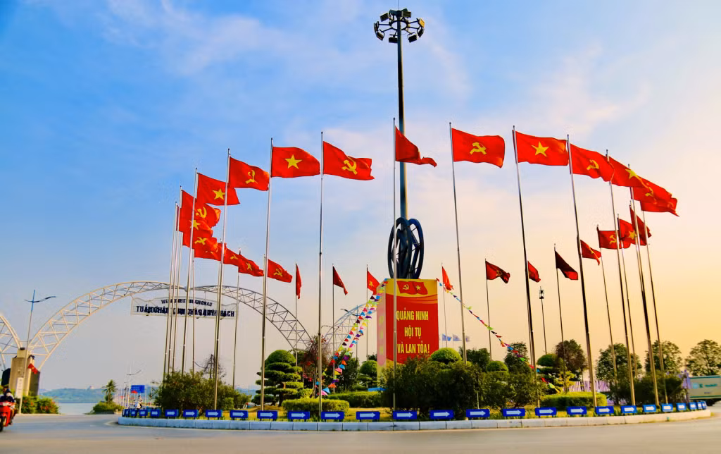 Cờ hoa được trang hoàng khắp các con đường, tuyến phố tại TP Hạ Long, chào đón ngày thành lập tỉnh. Cờ đỏ tung bay trong ánh nắng mai, thể hiện niềm tự hào về sức vươn mạnh mẽ của Quảng Ninh trên hành trình 60 năm xây dựng và phát triển.