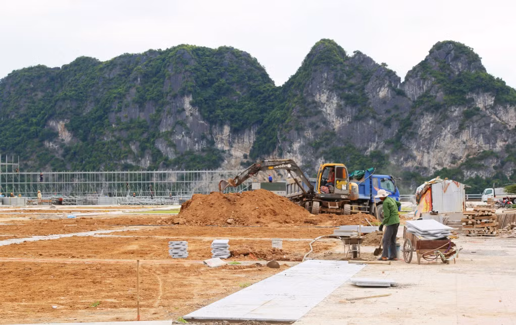 Công tác sửa chữa, chỉnh trang Quảng trường 30/10 đang được gất rút hoàn thiện.