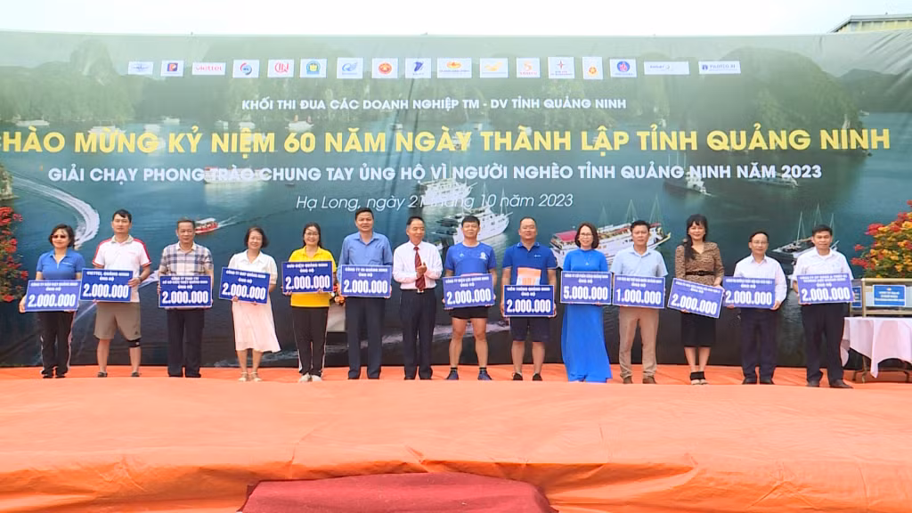 Các doanh nghiệp của Khối thi đua các doanh nghiệp TM-DV tỉnh Quảng Ninh quyên góp ủng hộ để xây dựng nhà ở cho người nghèo tỉnh Quảng Ninh năm 2024.