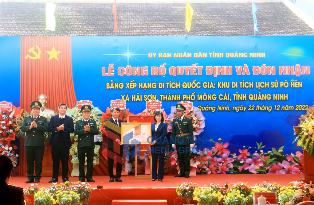 Thừa ủy quyền của Bộ Văn hóa, Thể thao và Du lịch, Phó Bí thư Tỉnh ủy Trịnh Thị Minh Thanh trao Bằng xếp hạng quốc gia Khu di tích lịch sử Pò Hèn cho TP Móng Cái (12-2022). Ảnh: Nguyễn Thanh