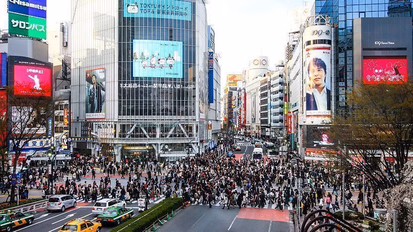 Dòng người tấp nập di chuyển mỗi ngày tại ngã tư Shibuya. Ảnh: Japan Guide