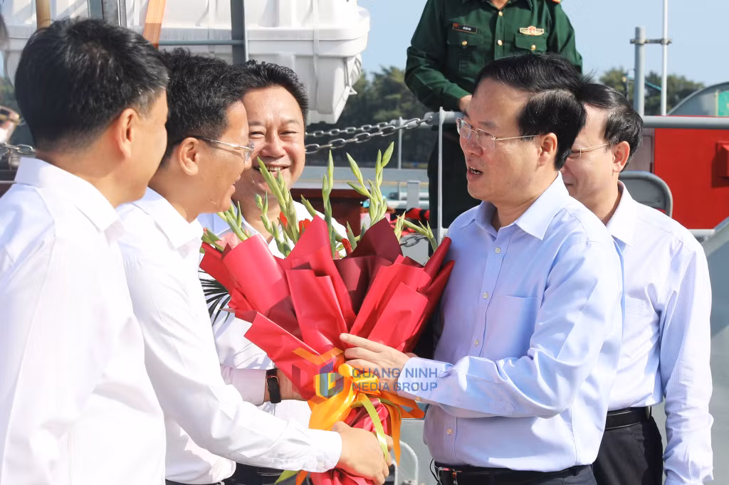 Lãnh đạo huyện Cô Tô tặng hoa chào mừng đồng chí Chủ tịch nước đến thăm.