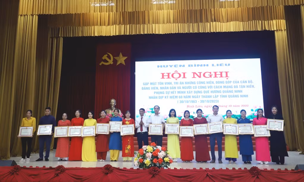 Các cá nhân được khen thưởng vì có thành tích xuất sắc trong phong trào thi đua đặc biệt chào mừng kỷ niệm 60 năm Ngày thành lập tỉnh.