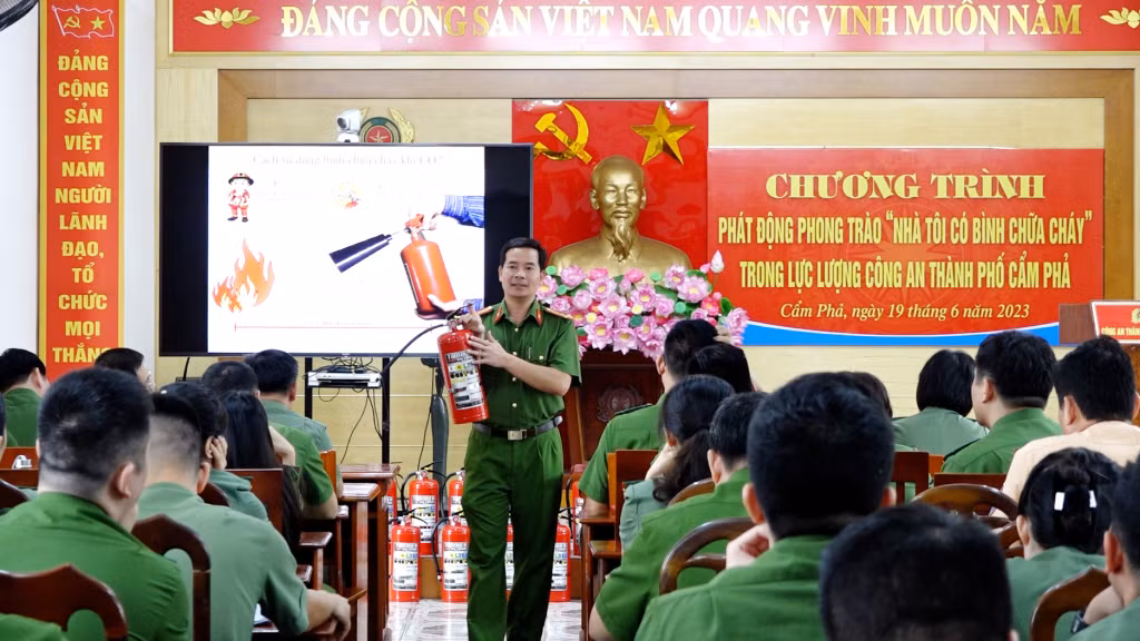 Công an TP Cẩm Phả tổ chức phát động phong trào “Nhà tôi có bình chữa cháy” trong lực lượng Công an thành phố. Ảnh: Thùy Dung (CTV)