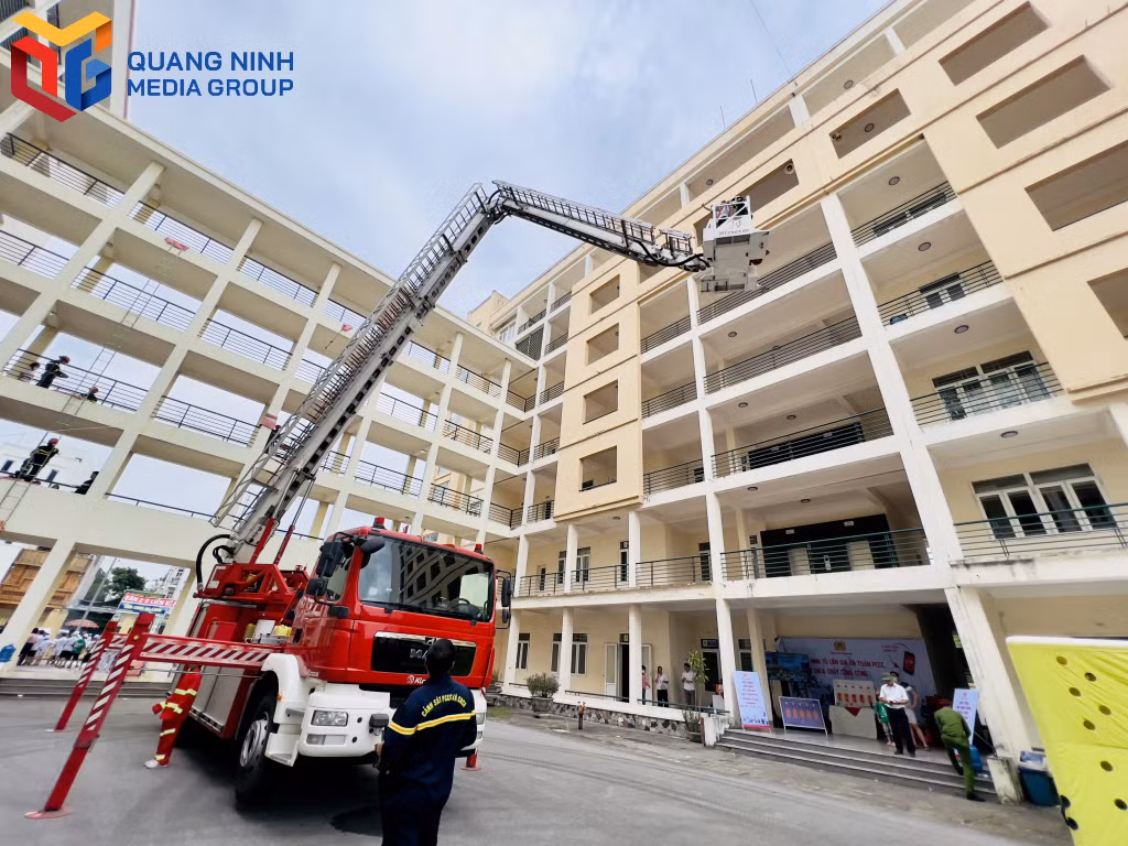 Hoạt động trải nghiệm thoát nạn từ trên cao bằng xe thang.