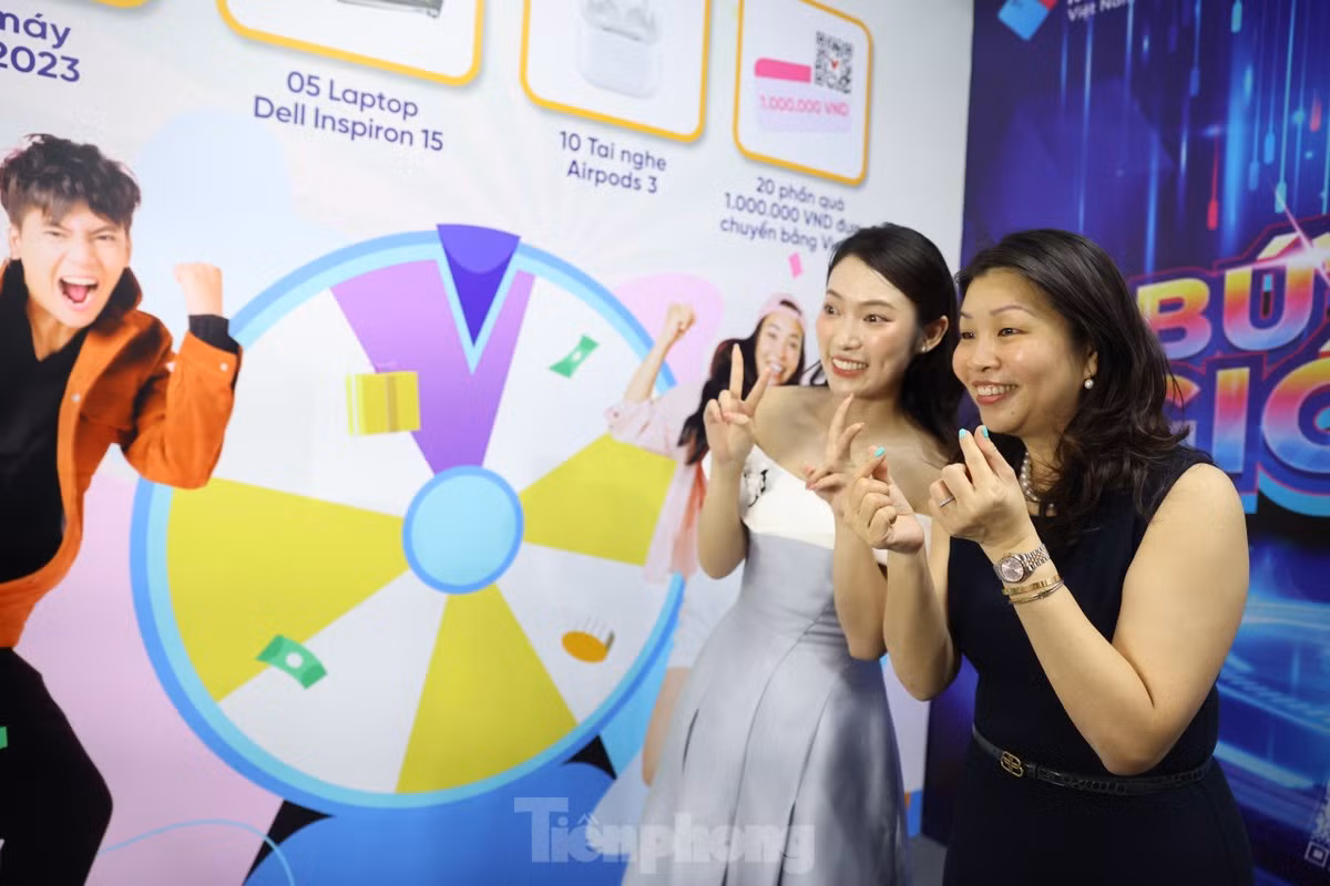 Khánh Vy trải nghiệm chụp hình, in ảnh lấy ngay tại “đại bản doanh” của NAPAS cùng với bà Winnie Wong - Giám đốc Quốc gia của Mastercard tại Việt Nam, Campuchia và Lào.