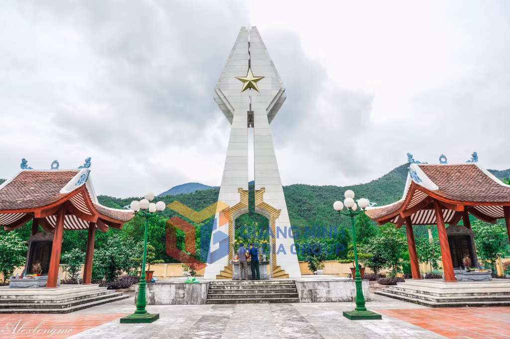 Đài tưởng niệm liệt sĩ Pò Hèn (7-2015). Ảnh: Thái Cảnh