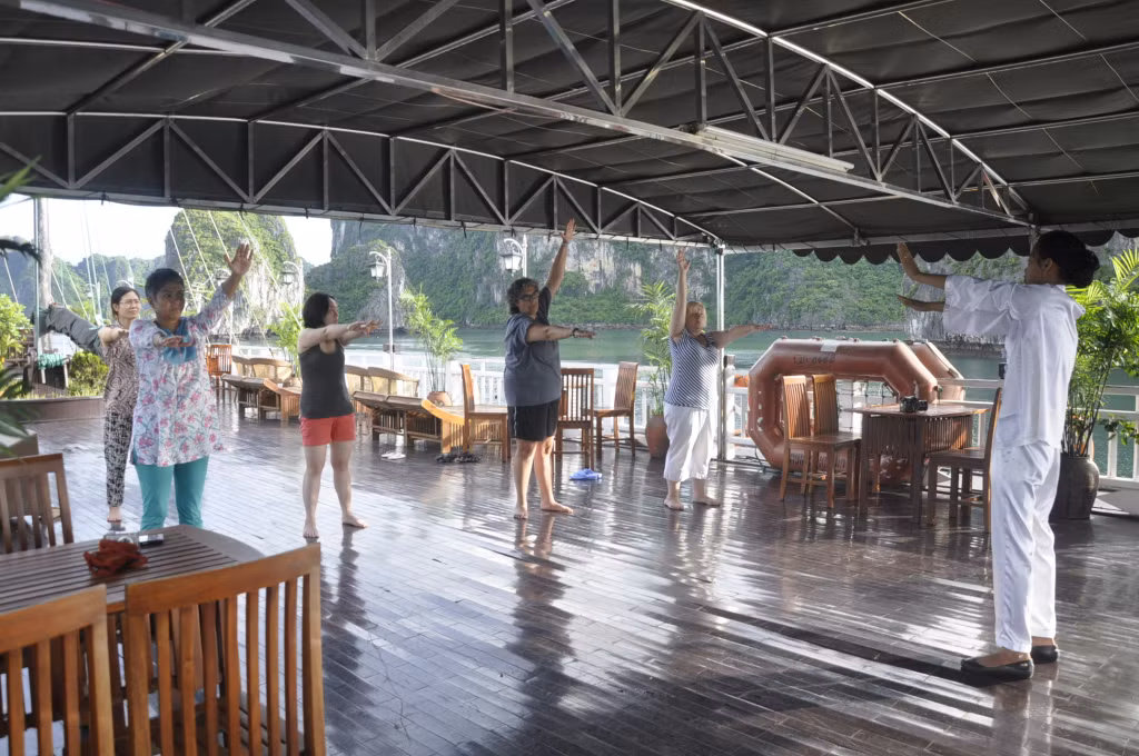 Du khách tập Taichi trên tàu nghỉ đêm trên Vịnh Hạ Long.