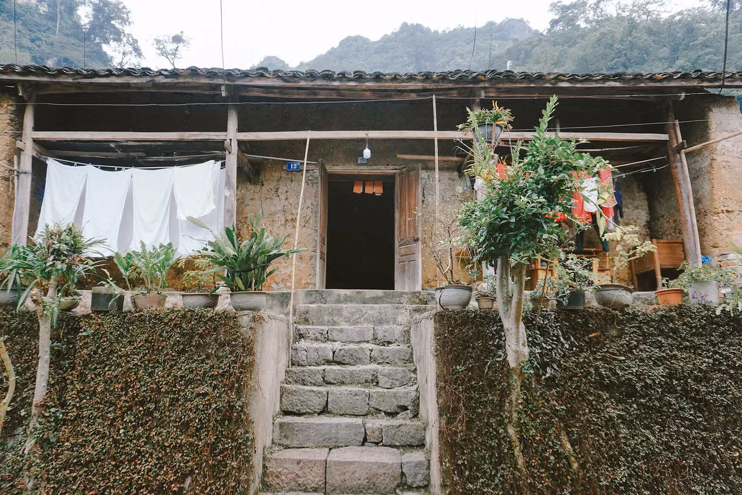 Bên cạnh nhịp sống sôi động tại khu phố cổ, du khách có thể đi sâu bên trong để ngắm nhìn những mái nhà trầm mặc, nằm nép dưới các ngọn núi trập trùng tại làng Nghiến – thuộc khu phố cổ Đồng Văn. Ảnh: Nguyên Phong