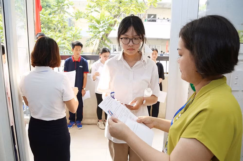 Bộ GD&amp;ĐT công bố 3 lựa chọn về số môn thi tốt nghiệp THPT 2025. (Ảnh minh hoạ: Ngô Trần).