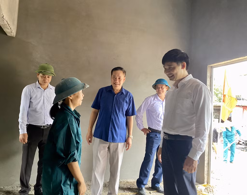 Đồng chí Nguyễn Văn Công, Bí thư Thị ủy Đông Triều kiểm tra tiến độ thực hiện xây nhà mới của gia đình chị Vũ Thị Lương (thôn Đồng Lâm, xã Bình Dương). (Ảnh chụp cuối tháng 8/2023)