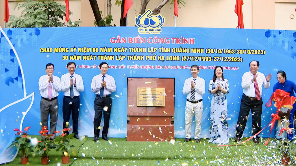 Lãnh đạo TP Hạ Long cùng đại diện khu phố 3, khu 4, phường Trần Hưng Đạo thực hiện nghi thức gắn biển Công trình cải tạo, nâng cấp đường Trần Nguyên Hãn tại tổ 1, 2, 4, 5, 6 (khu 3) và Công trình cải tạo, nâng cấp các tuyến đường dân cư khu 4.