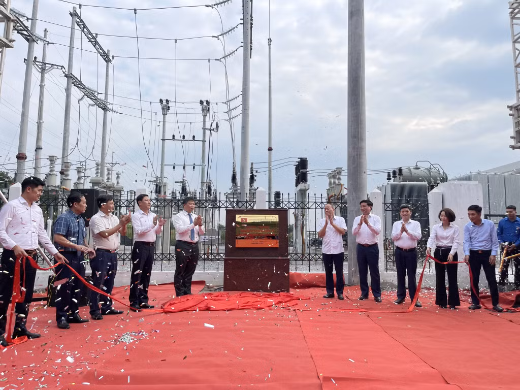 Các đại biểu gắn biển công trình trạm biến áp 35/6 KV mặt bằng +26.