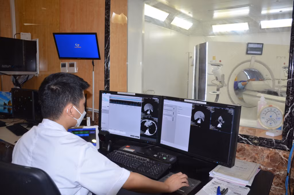 Kỹ thuật viên Bệnh viện Đa khoa tỉnh thực hiện chụp CT cho người bệnh.