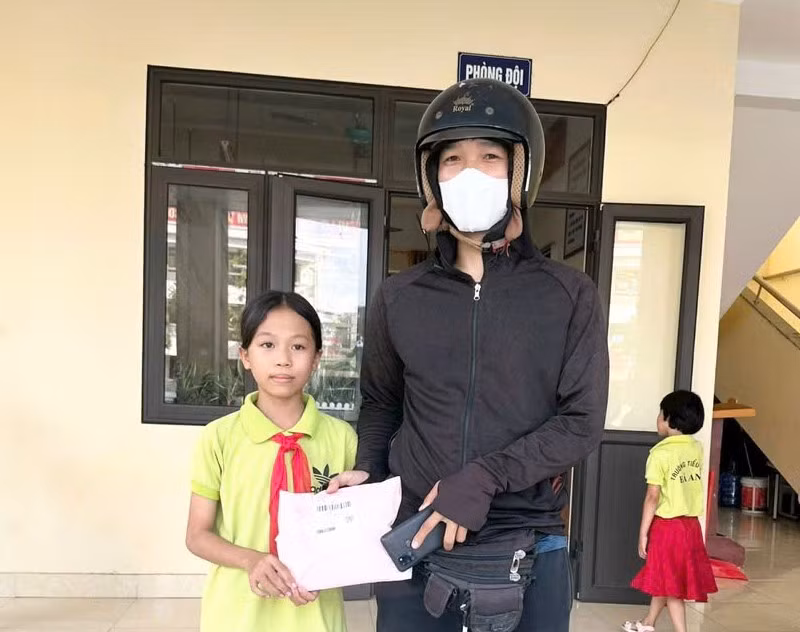 Em Dương Thị Hải Yến, học sinh lớp 5A, trường Tiểu học Hà An trao trả lại túi đồ cho nhân viên shipper bị đánh rơi.