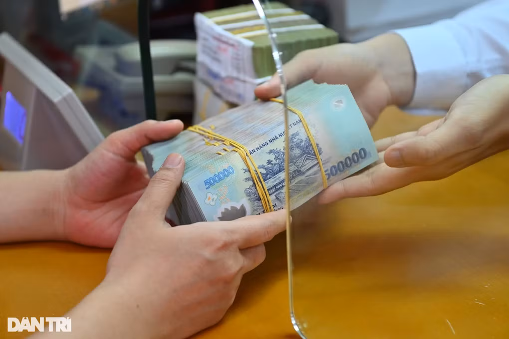 Người dân gửi tiền vào ngân hàng nhiều kỷ lục dù lãi suất giảm (Ảnh: Thanh Trúc).