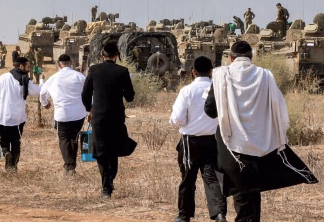 Người Do Thái đến thăm các binh sĩ Israel để thể hiện sự ủng hộ khi họ triển khai tại một vị trí gần biên giới với Gaza. Ảnh: AFP
