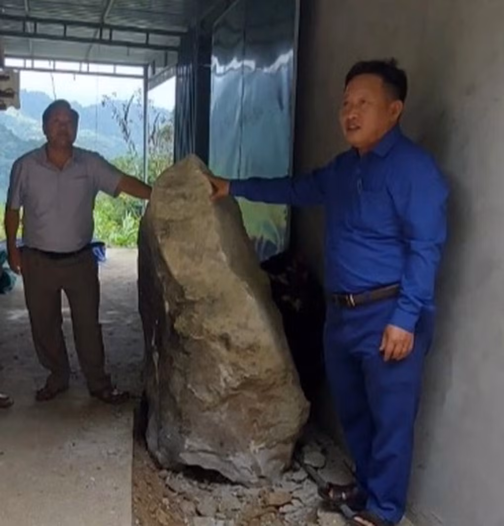 Tảng đá lăn vào nhà ông Vừ (Ảnh: Lữ Phú).
