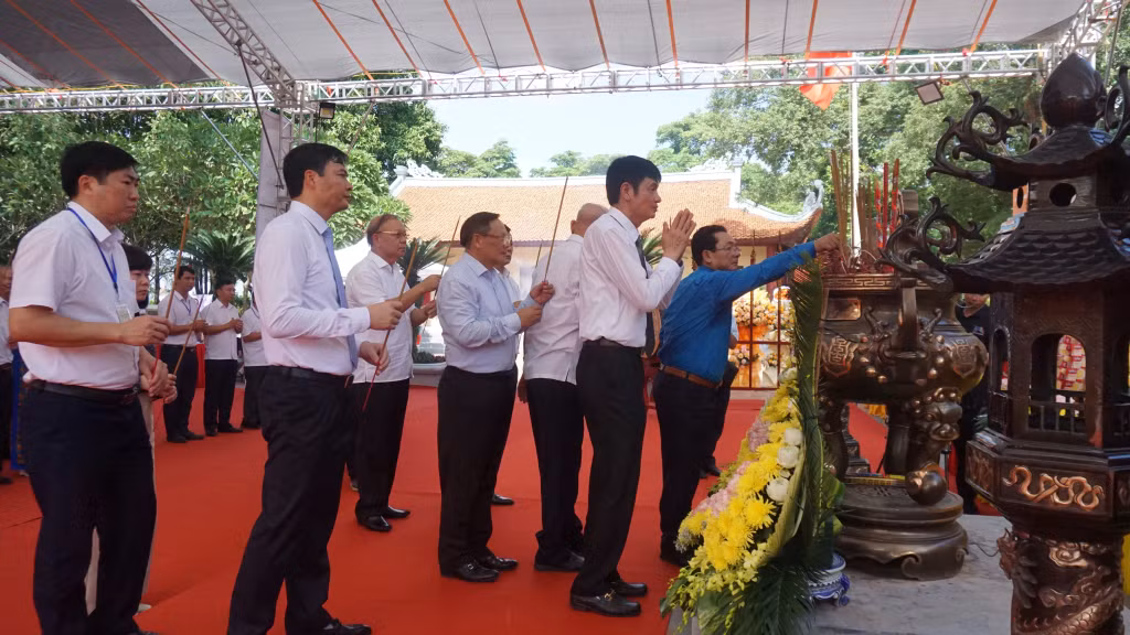 Các đại biểu thực hiện nghi lễ dâng hương.