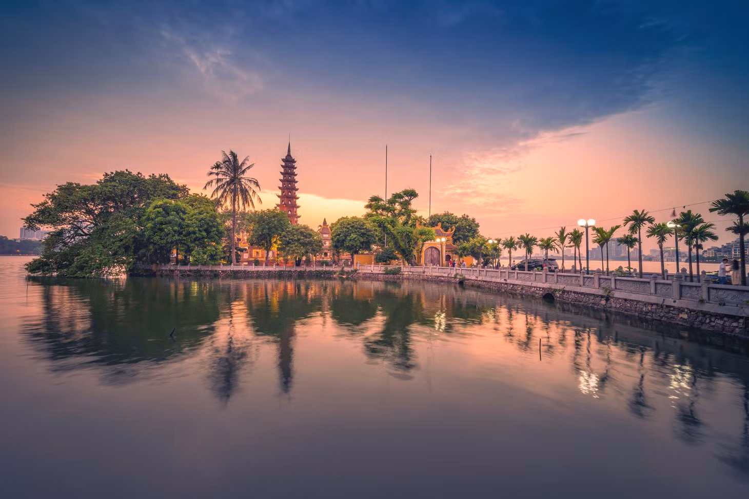 Chùa Trấn Quốc lung linh trong ánh chiều tà.
