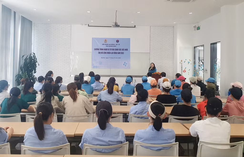 Tuyên truyền và giải đáp các thắc mắc về sức khỏe sinh sản cho các nữ CNLĐ.