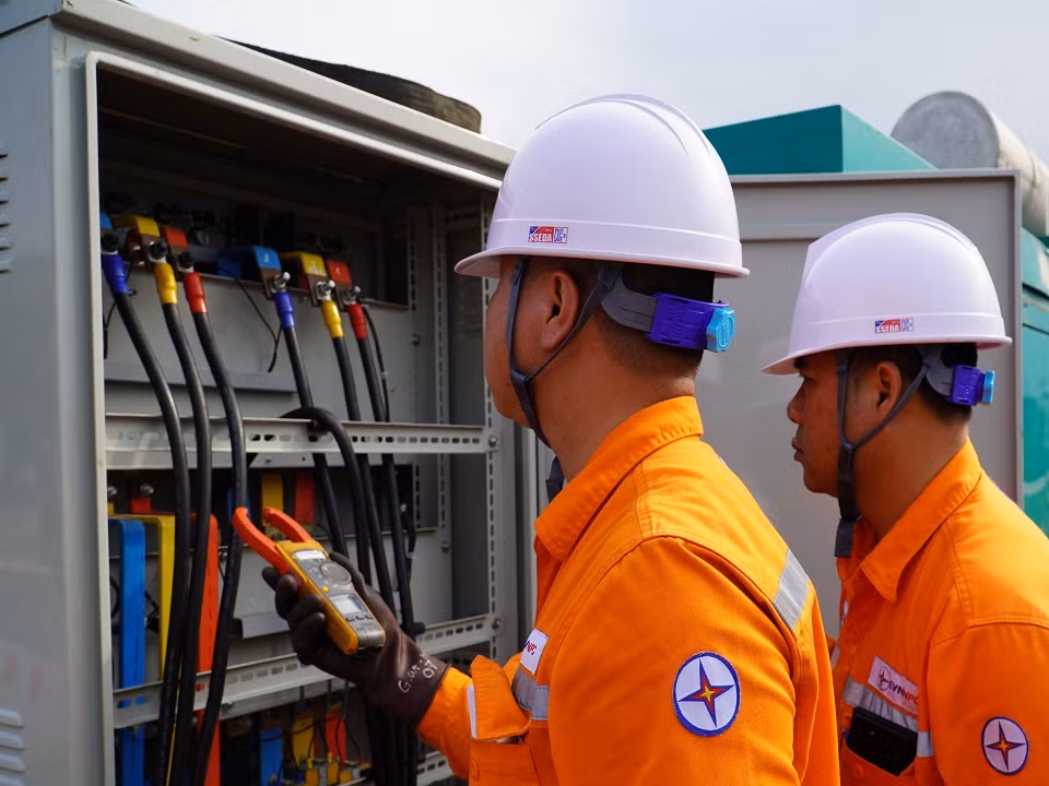 Công nhân Điện lực TP Hạ Long kiểm tra thông số kỹ thuật tại các tủ điện, đảm bảo cung cấp điện an toàn, liên tục.
