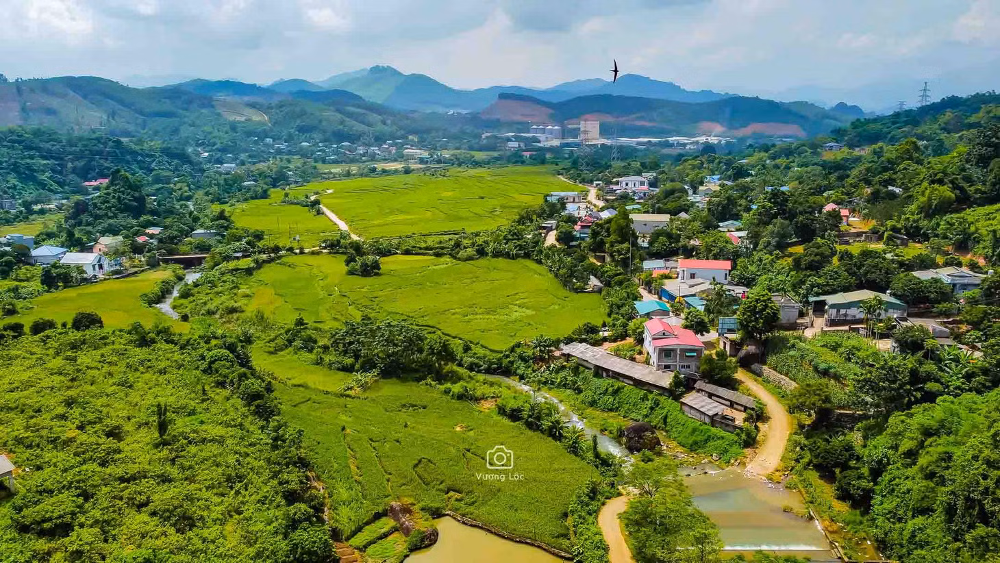 Với lợi thế về cảnh quan, bản sắc văn hóa truyền thống và hệ thống lưu trú được đầu tư bài bản, huyện Lương Sơn và thị trấn Kỳ Sơn hiện là điểm nghỉ dưỡng hấp dẫn. Ảnh: Vương Lộc