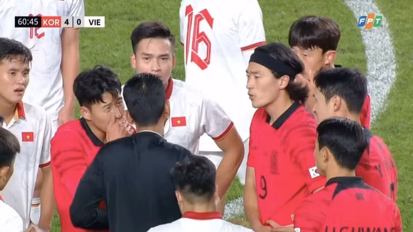 Son Heung Min đề nghị trọng tài xóa án phạt cho cầu thủ ĐT Việt Nam (Ảnh chụp màn hình)