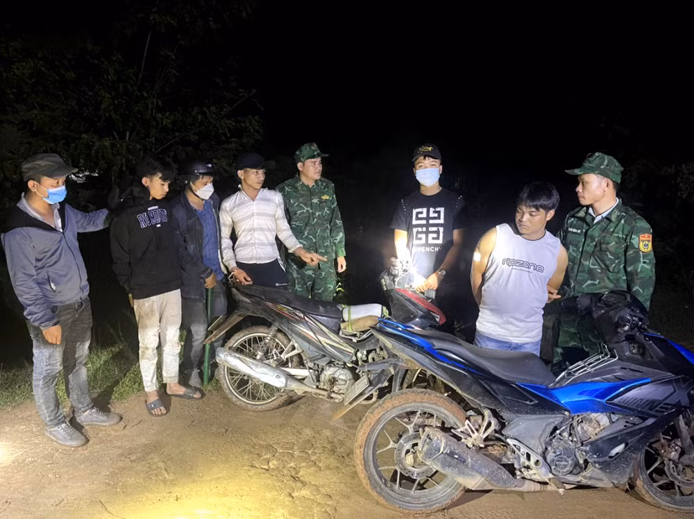 Đồn biên phòng cửa khẩu quốc tế Lao Bảo (tỉnh Quảng Trị) bắt các đối tượng người địa phương tiếp sức đưa người sang Lào trái phép - Ảnh: N.H.V.