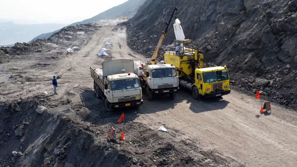 Công ty Công nghiệp hóa chất mỏ Việt Bắc - MICCO cung cấp dịch vụ nổ mìn bằng xe chuyên dụng tại khai trường các mỏ lộ thiên.