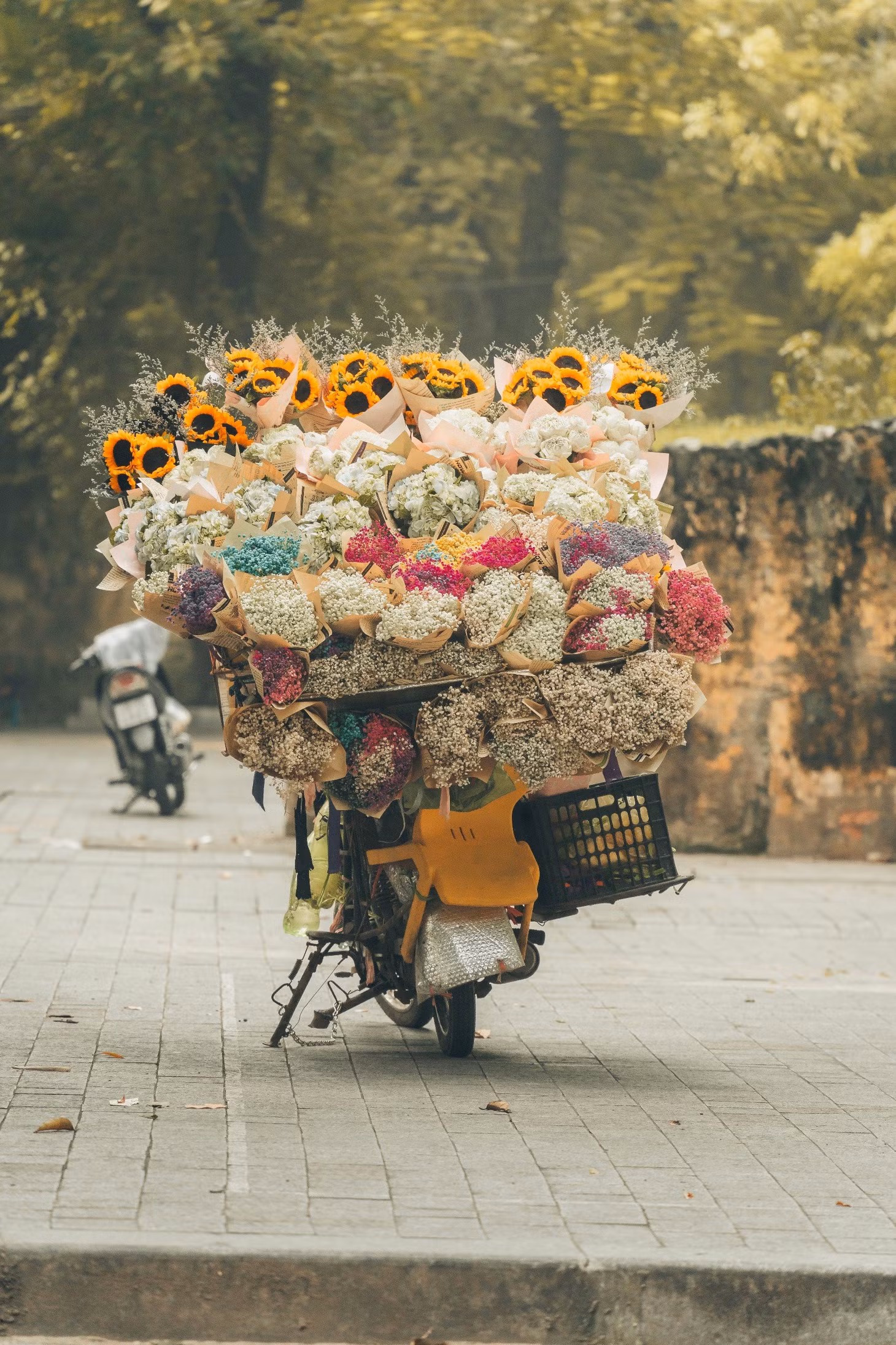 “Đặc sản” mùa thu Hà Nội là những xe hoa rực rỡ, đủ sắc màu.