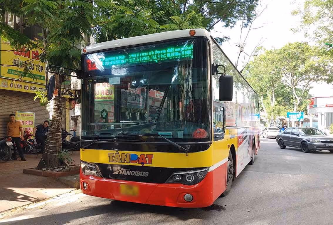 Chiếc xe buýt được người dân yêu cầu dừng lại. Ảnh: Thế Kỷ