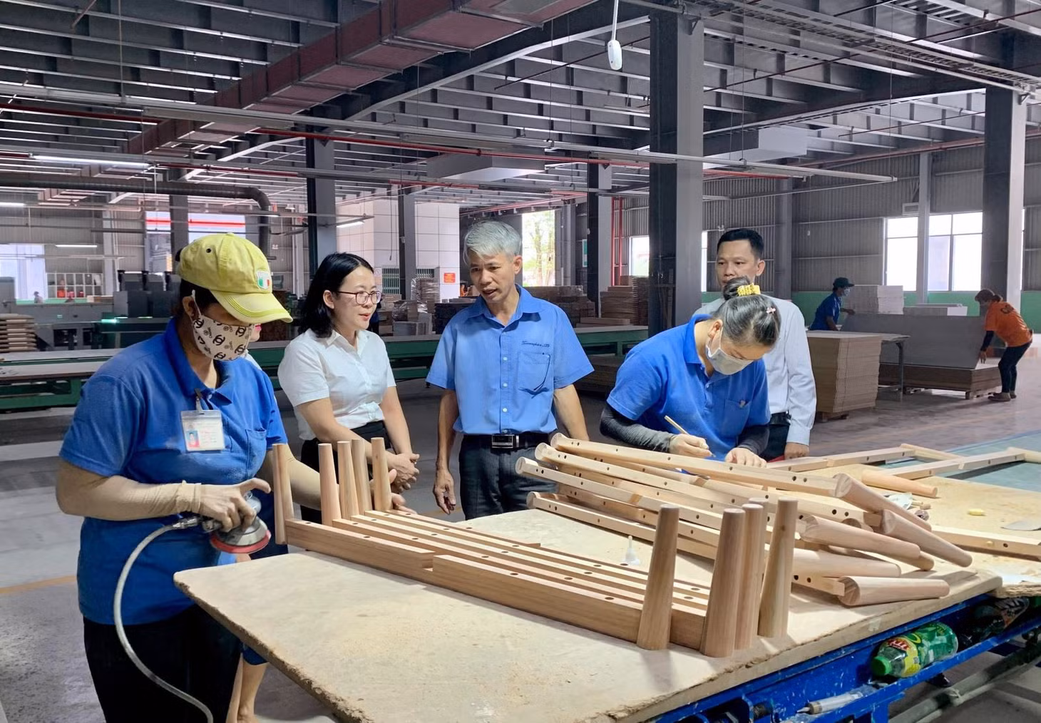 Nhiều ngân hàng chấp nhận giảm lợi nhuận để chia sẻ khó khăn với người dân và doanh nghiệp. Ảnh: Agribank