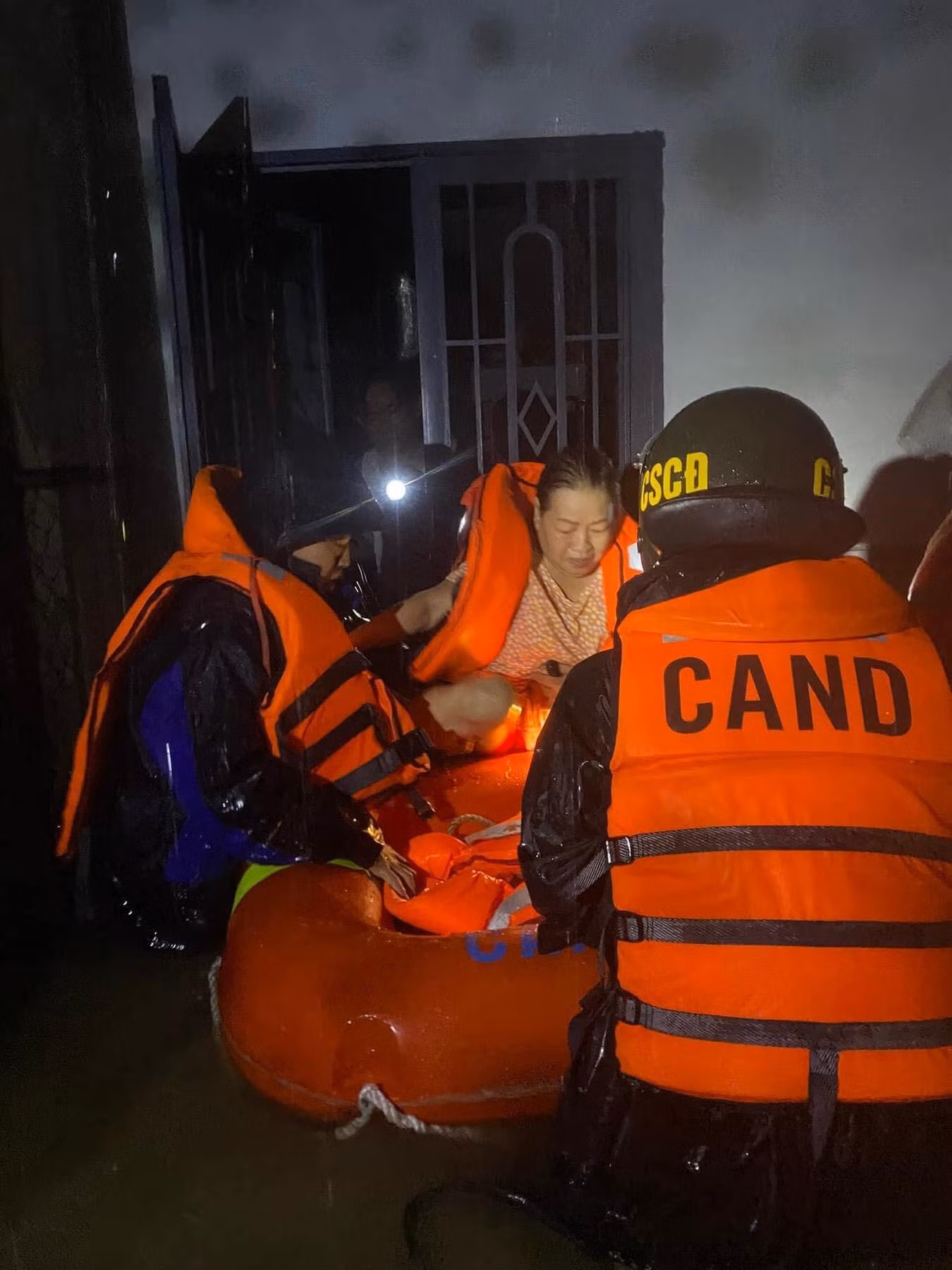 Toàn bộ người dân khu vực đường Mẹ Suốt đã được di dời đến nơi tránh lũ an toàn.