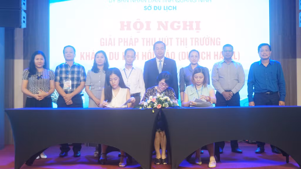 Các doanh nghiệp ký kết ghi nhớ hợp tác tại Hội nghị Giải pháp khai thác thị trường khách du lịch Halal tới Quảng Ninh do Sở Du lịch tổ chức tháng 9/2023.
