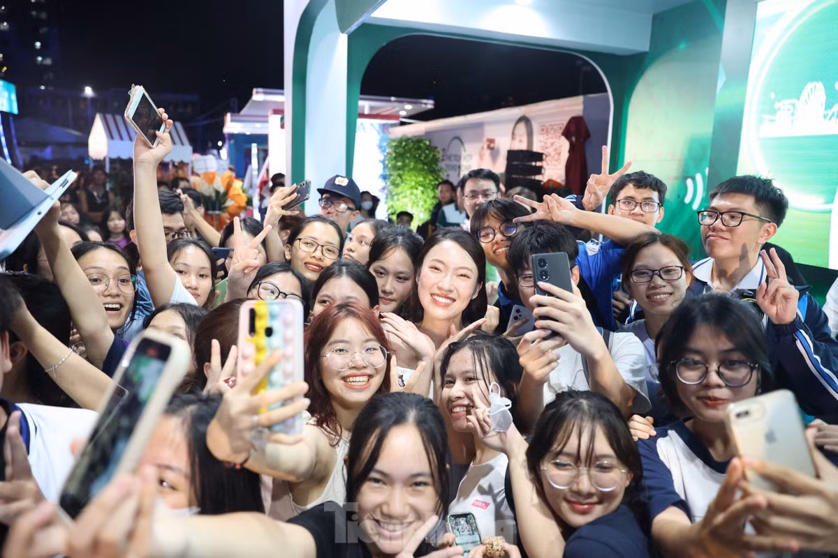 Tại Ngày Thẻ Việt Nam 2023 - Sóng Festival, bên cạnh ngoài 25 gian hàng của các ngân hàng và tổ chức tài chính còn có thêm 102 gian hàng được trang trí với những phong cách khác lạ, thu hút hàng nghìn các bạn trẻ đến trải nghiệm.