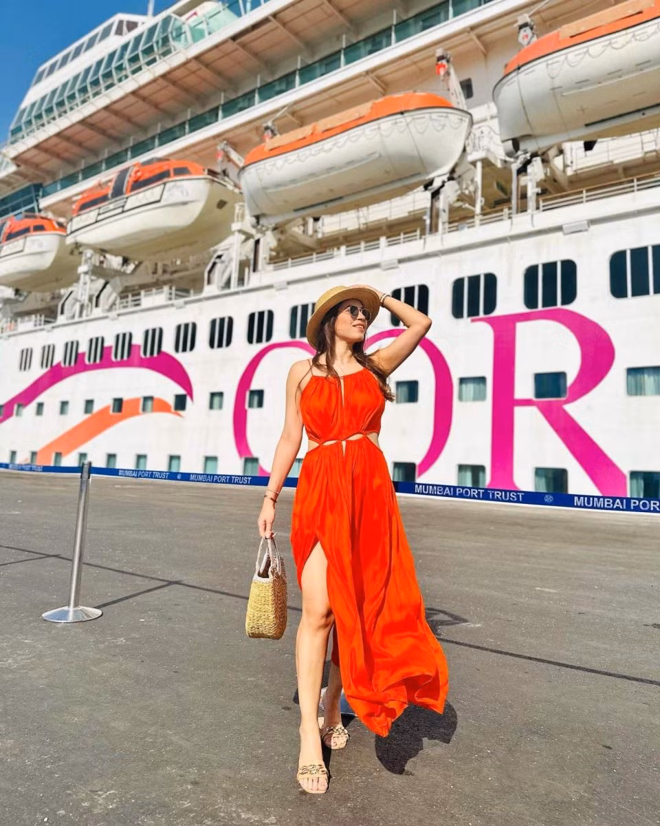 Một vị khách Ấn Độ tạo dáng trước tàu Empress. Ảnh: Instagram/@kanika_kh