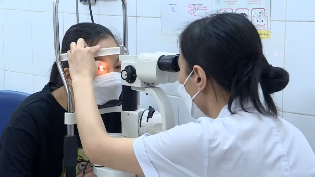 Bác sĩ Bệnh viện Đa khoa tỉnh khám kiểm tra mắt cho bệnh nhân.