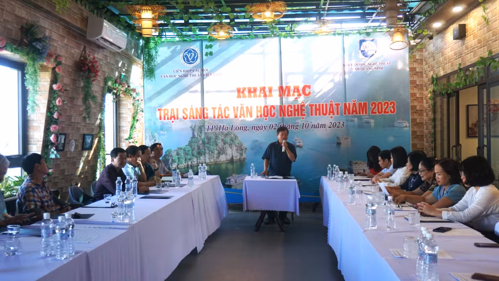 Phó Giáo sư, Tiến sĩ, Nhạc sĩ Đỗ Hồng Quân, Bí thư Đảng đoàn, Chủ tịch Liên hiệp các hội văn học nghệ thuật Việt Nam, phát biểu khai mạc trại sáng tác.