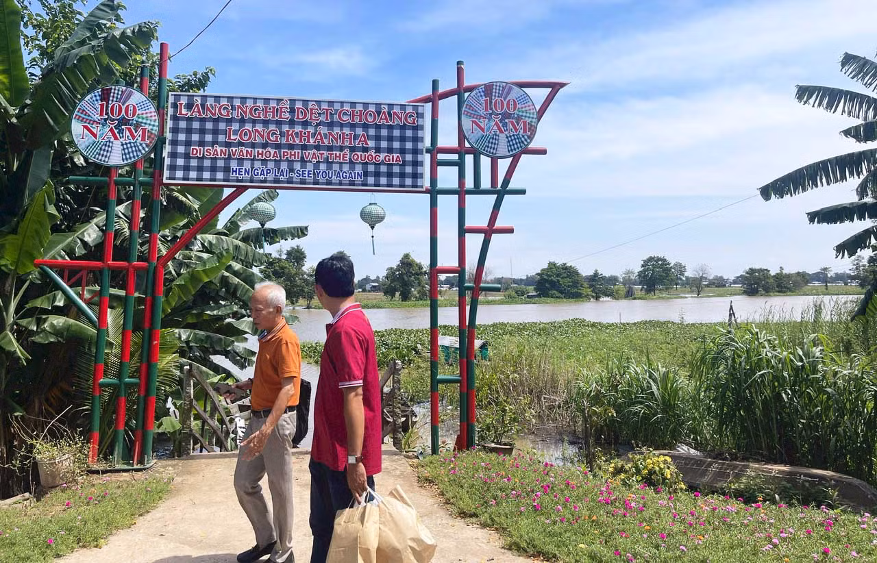 Điểm đón khách trung chuyển từ tàu Mê Kông. Ảnh: Minh Hải