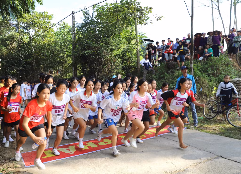 Nữ học sinh các trường THCS và THPT tham gia giải chạy.